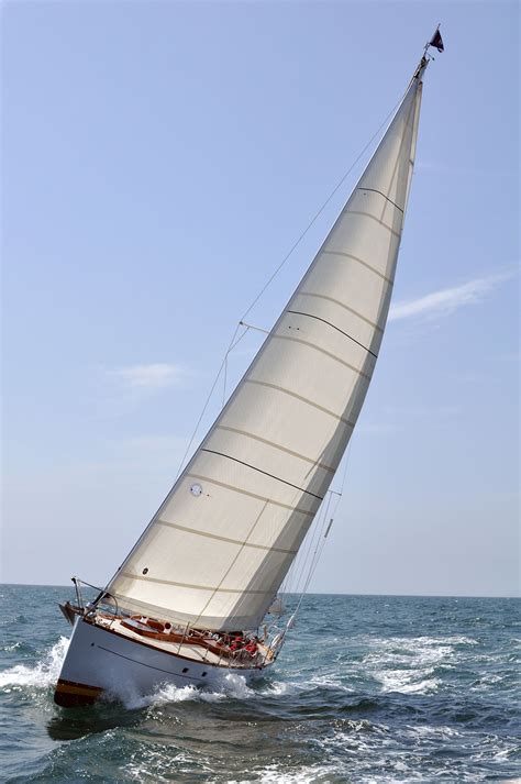 Sailing boats .
